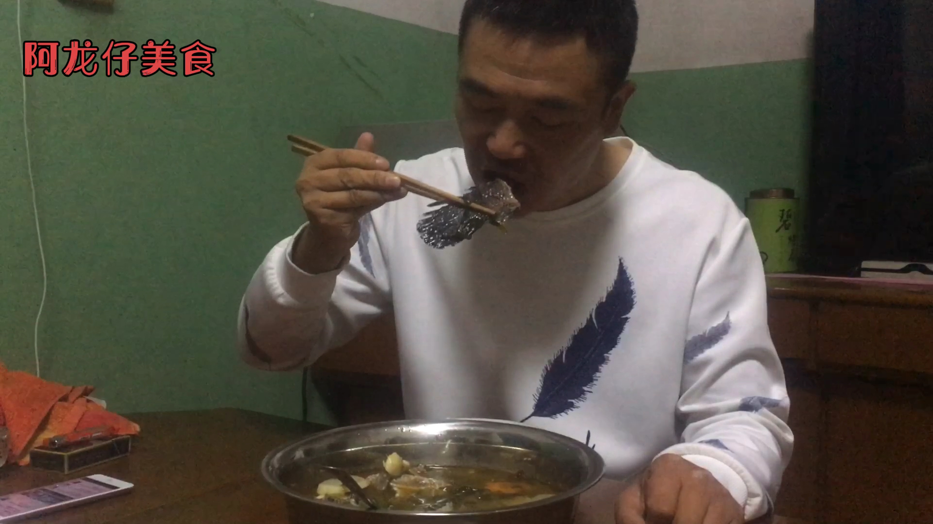 大厨阿龙仔,教你酸菜鱼新创烧制,白萝卜胡萝卜雕花,美观又美味
