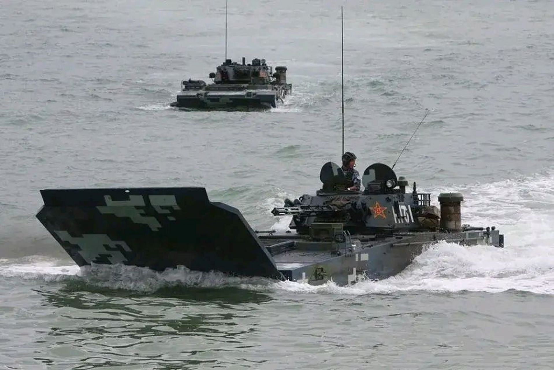 世界最先进的两栖突击车——中国人民海军ztd-05  今天向大家介绍一款