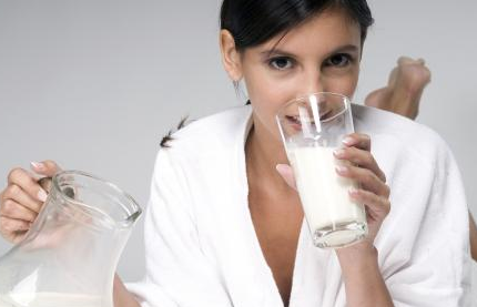 晚上喝牛奶对身体有害无益?什么时间喝牛奶最好?4个误区别再犯