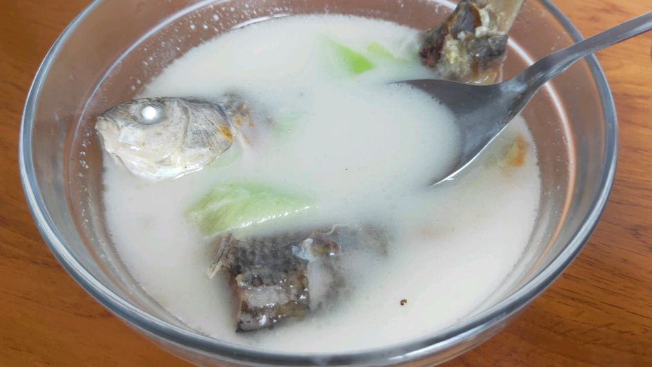 教您奶白鲫鱼汤正宗做法,汤白味鲜有营养,老人孩子的最爱