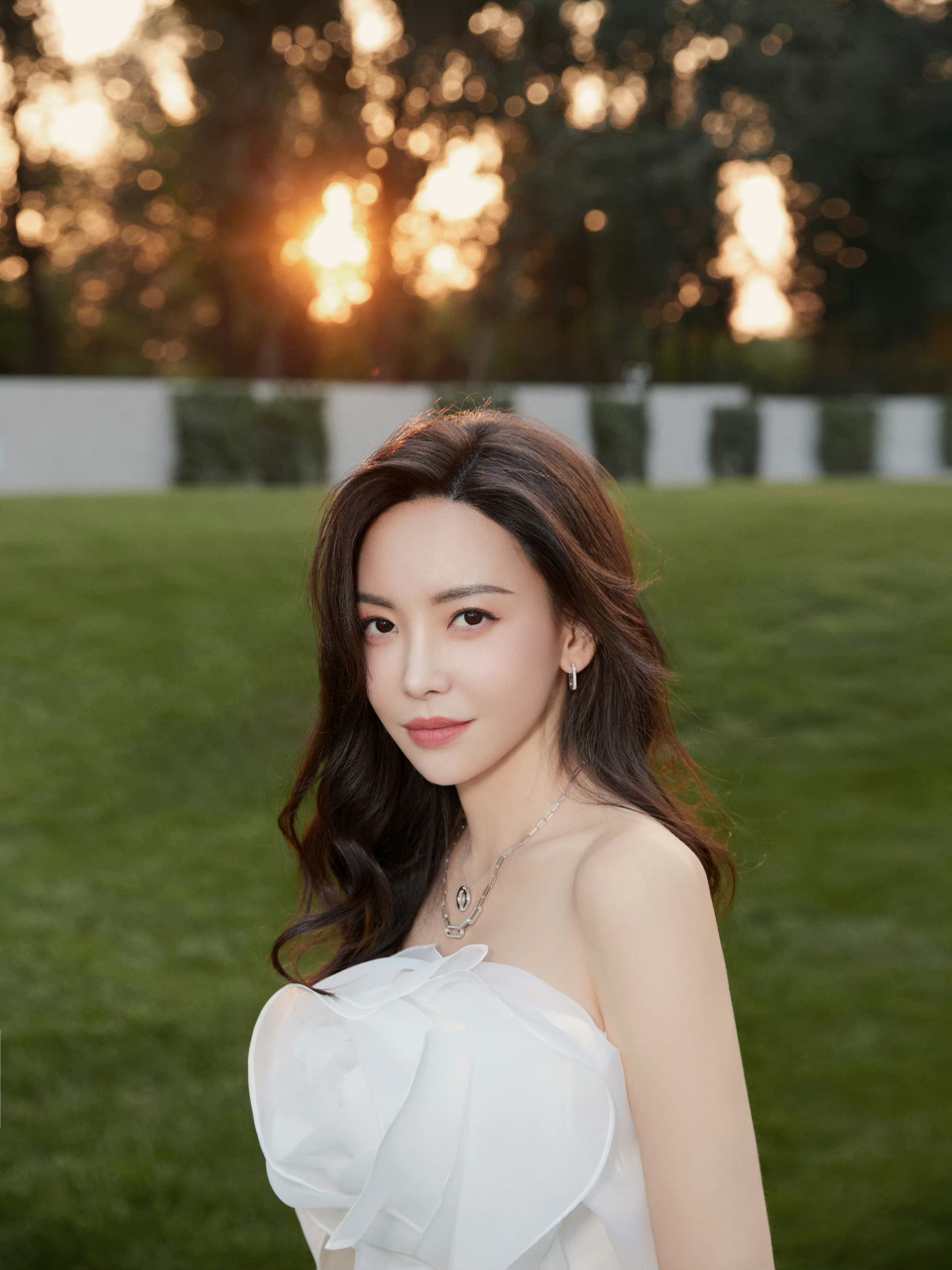 于文文初恋感白玫瑰裙# 于文文初恋感白玫瑰裙造型,皮肤白到发光