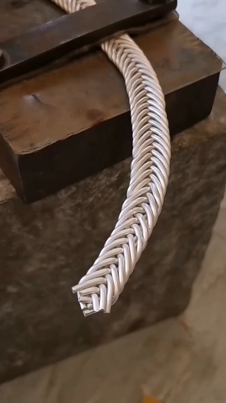 九股银丝编织一个手镯