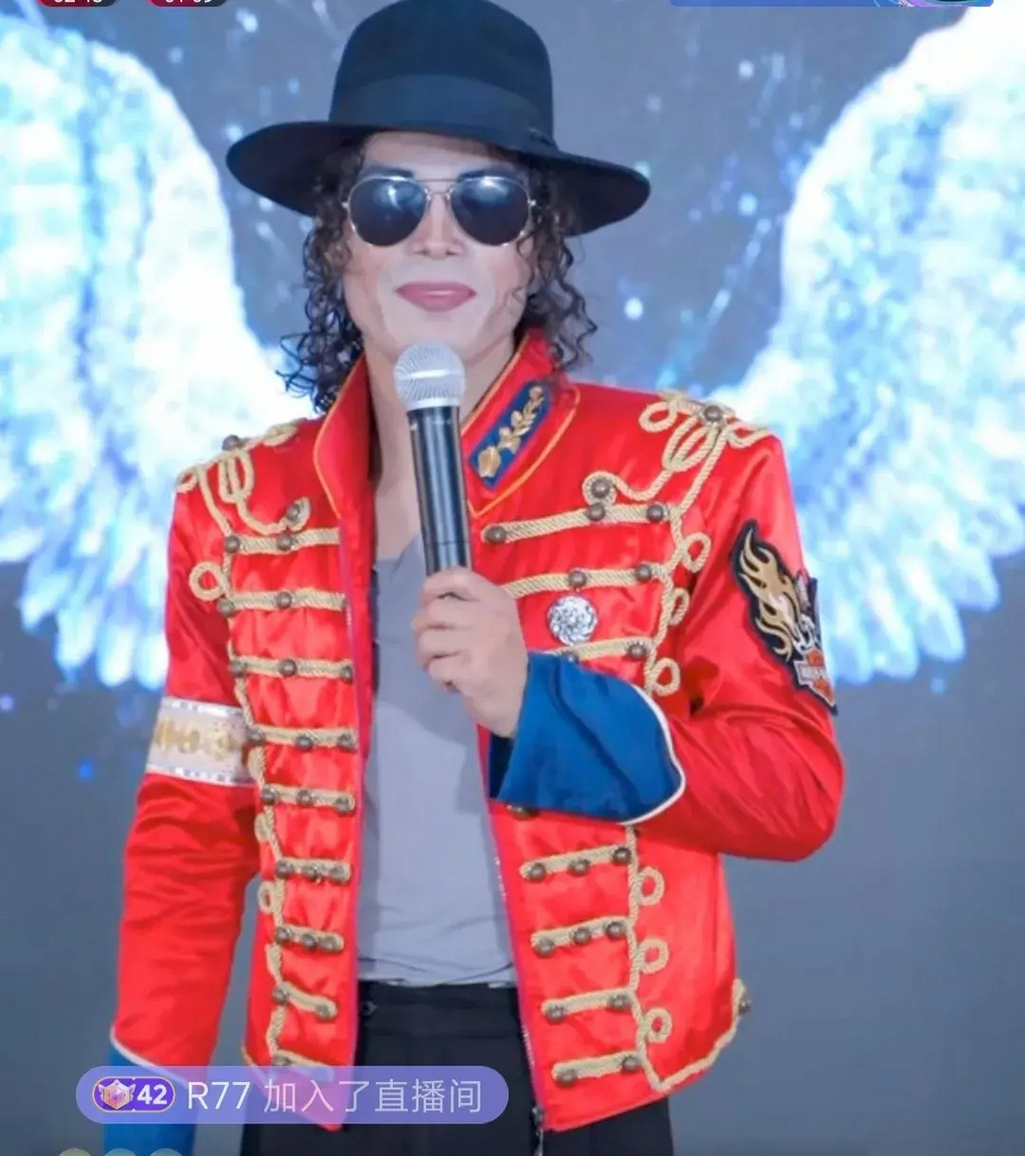 成都网红蔡军因为模仿迈克尔杰克逊而出名,他不仅仅是从外貌上面进行