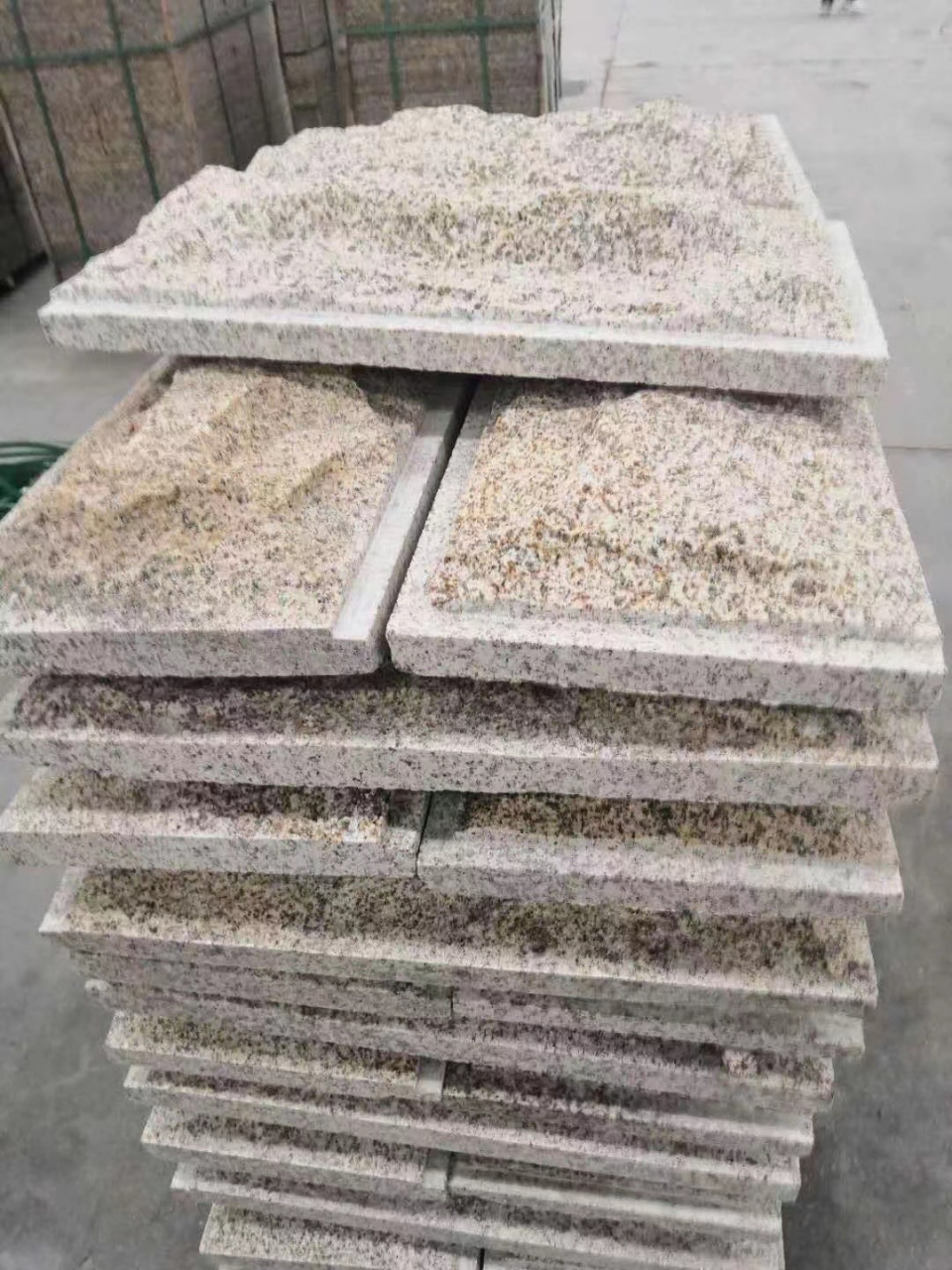 黄锈石自然面   机刨板材:黄锈石石材表面被机械刨成较为平整的表面