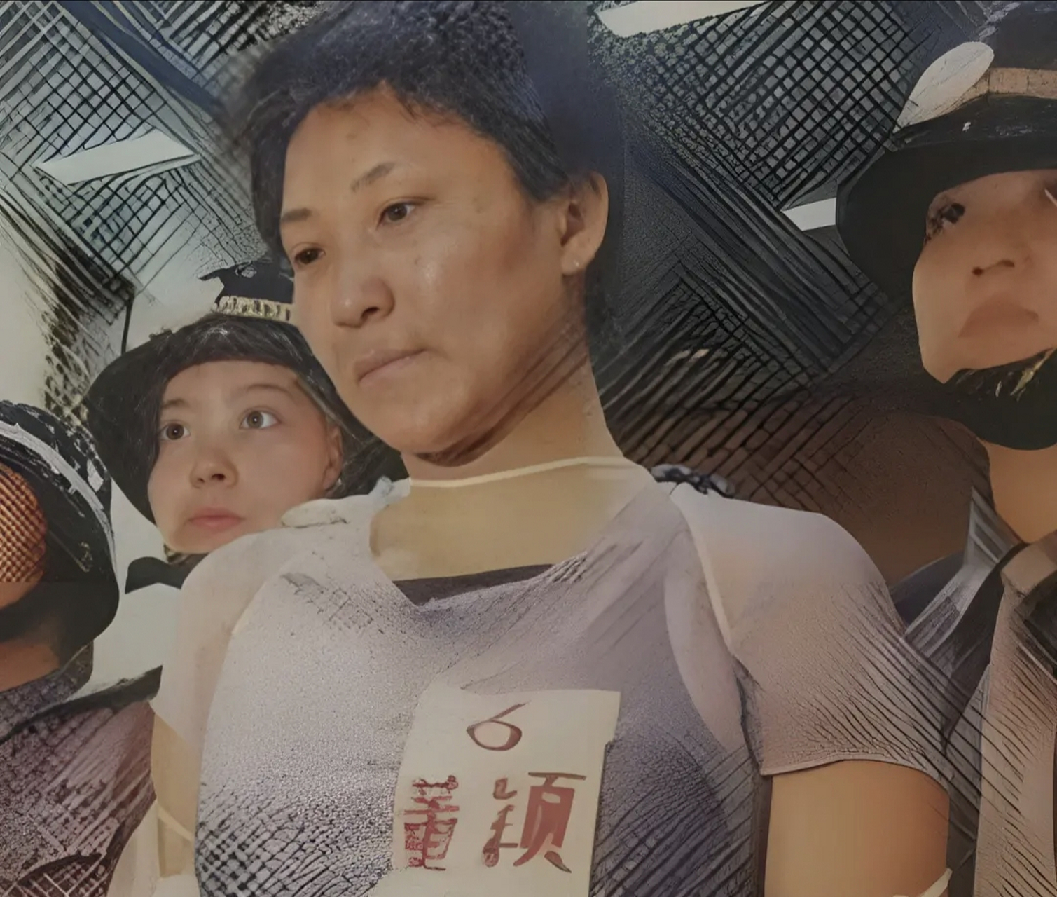 2001年,将要被执行死刑的董颖,当她听到审判结果后,一下子瘫软在地上