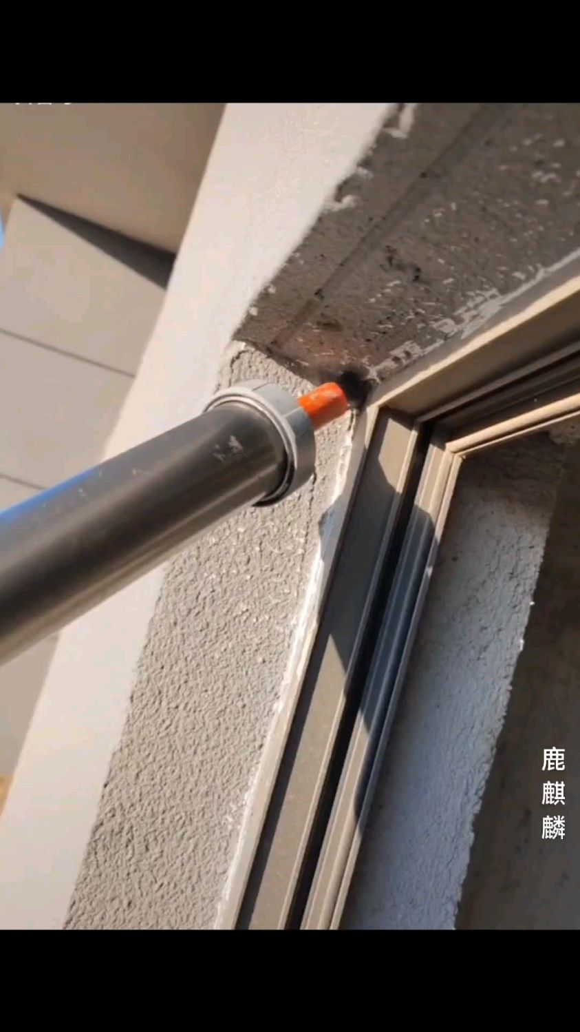 洛阳门窗安装外框打胶.这样断桥铝窗户防水性更好.-度小视