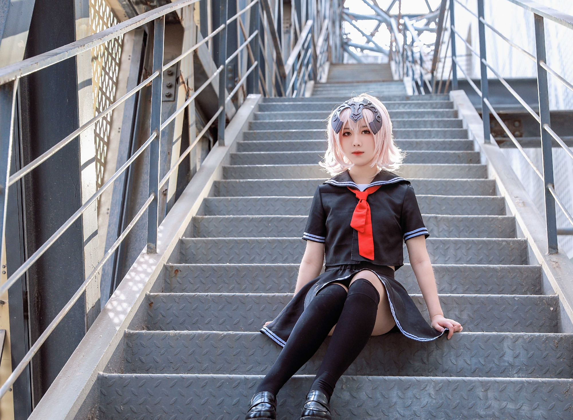 cosplay:黑贞的黑色短裙jk同人,她坐在台阶上的样子真美