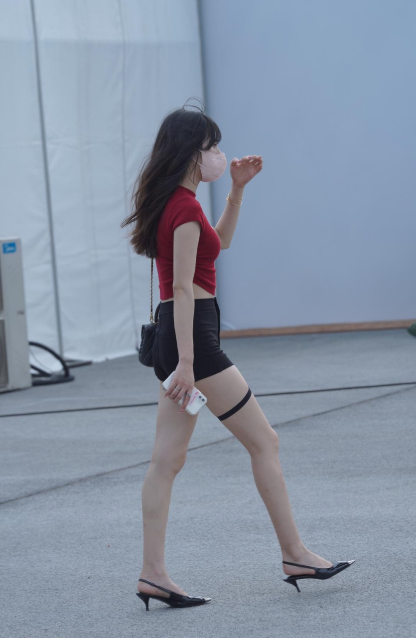 街拍时尚靓丽的美女,一路走过被好几人要微信#时尚街拍美女# #日常穿