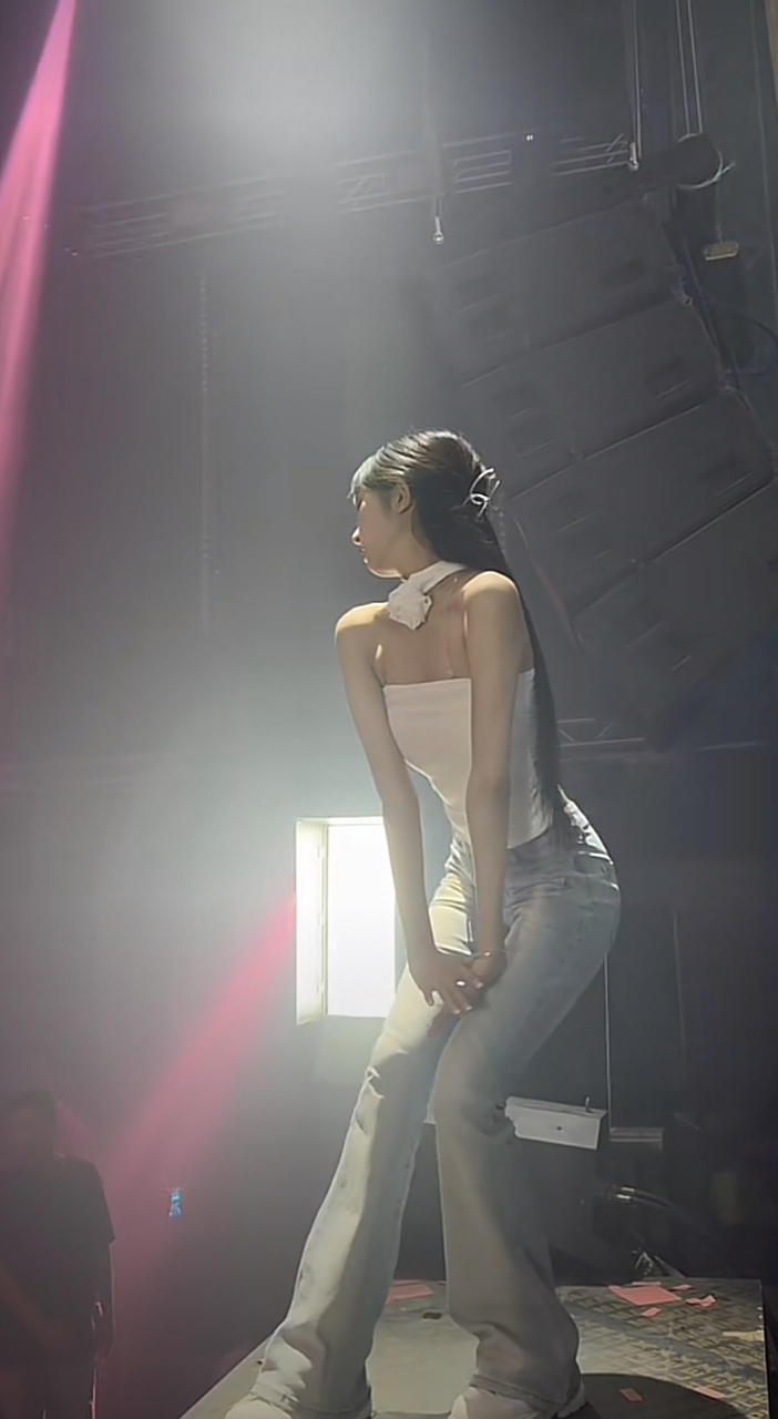 网红dj奶栗,紧身牛仔裤yyds[色]#紧身牛仔裤美女