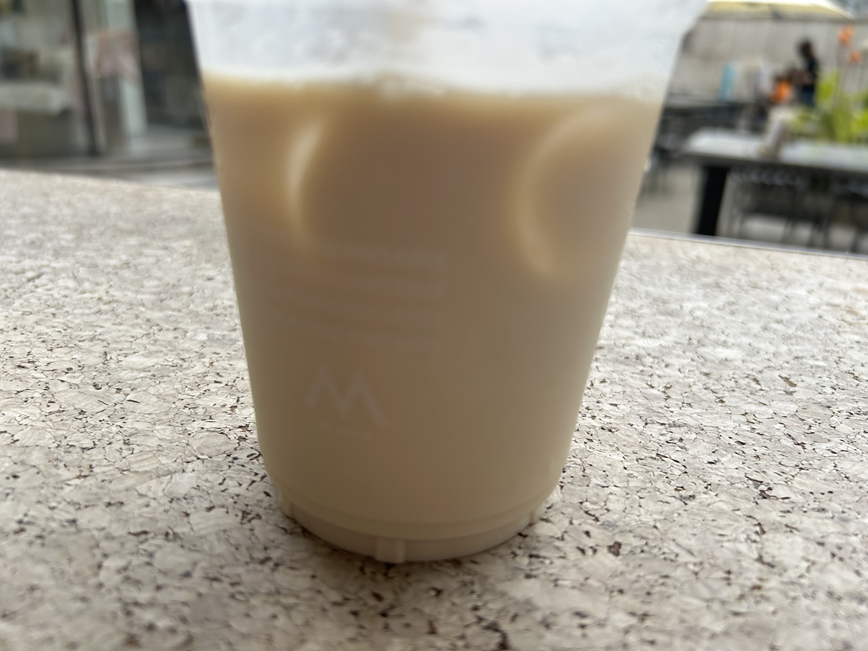 上海进入黄梅天气 闷热是常态 办完事来久光平台 坐着 喝上一杯 选的