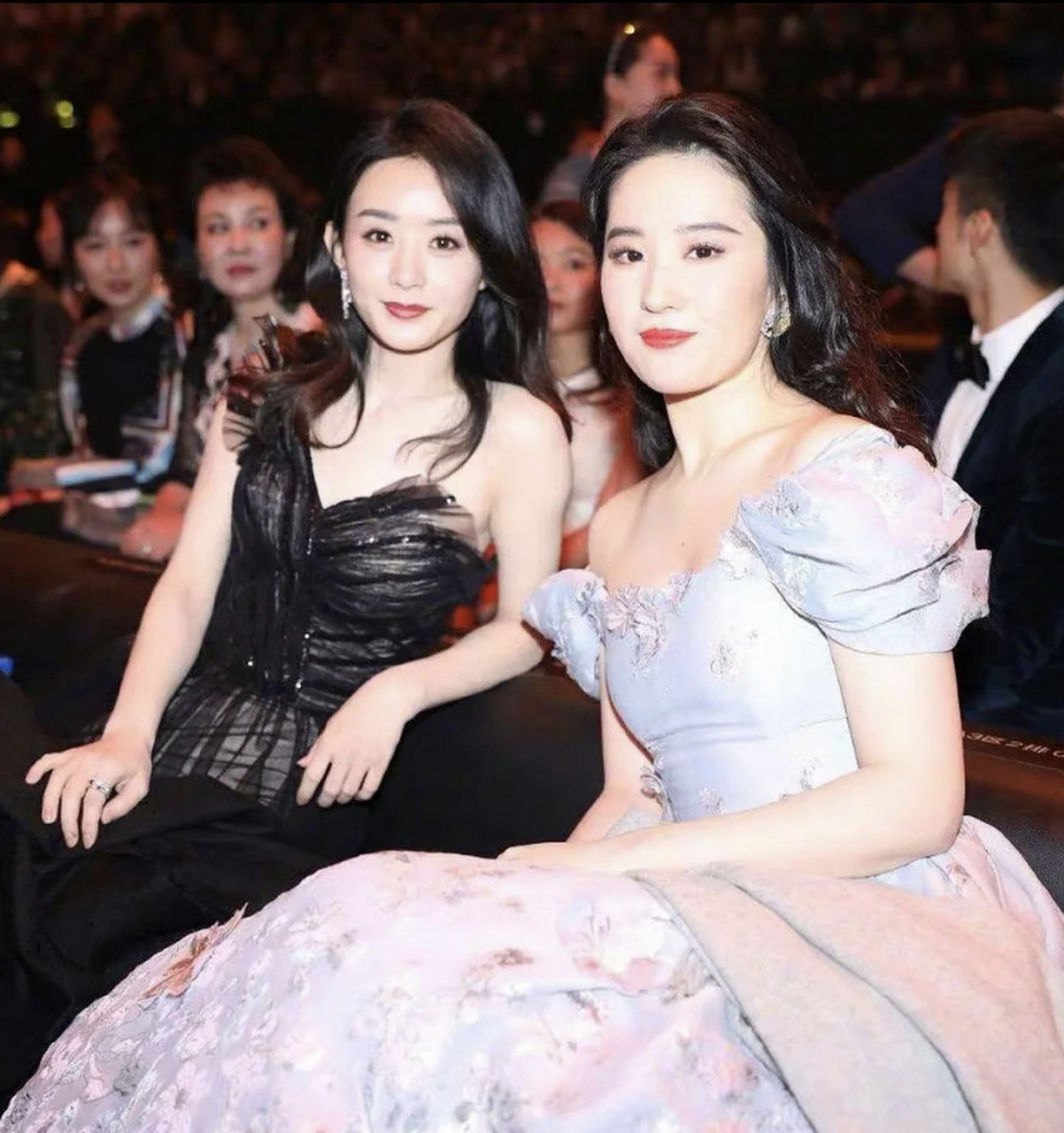 赵丽颖土过但是从来没普过,和任何女明星同框基本都没落下风,赵丽颖脸