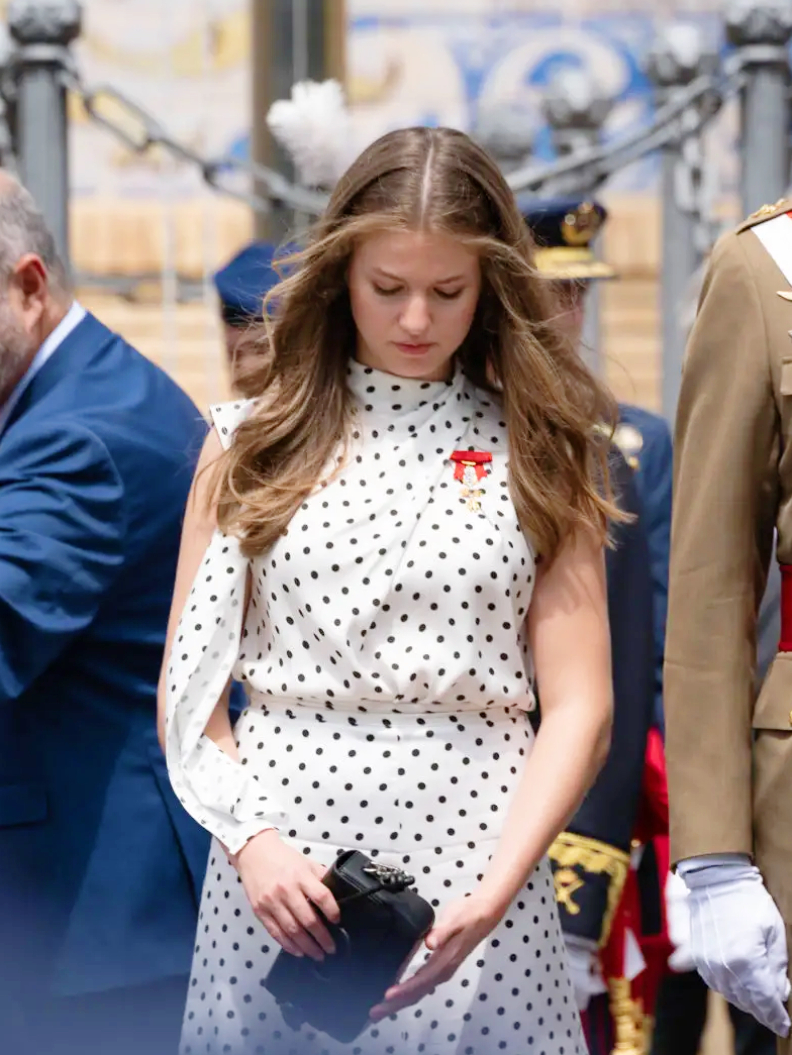 莱昂诺尔公主随父母出席活动,穿波点裙美翻,是优雅大气的女王储