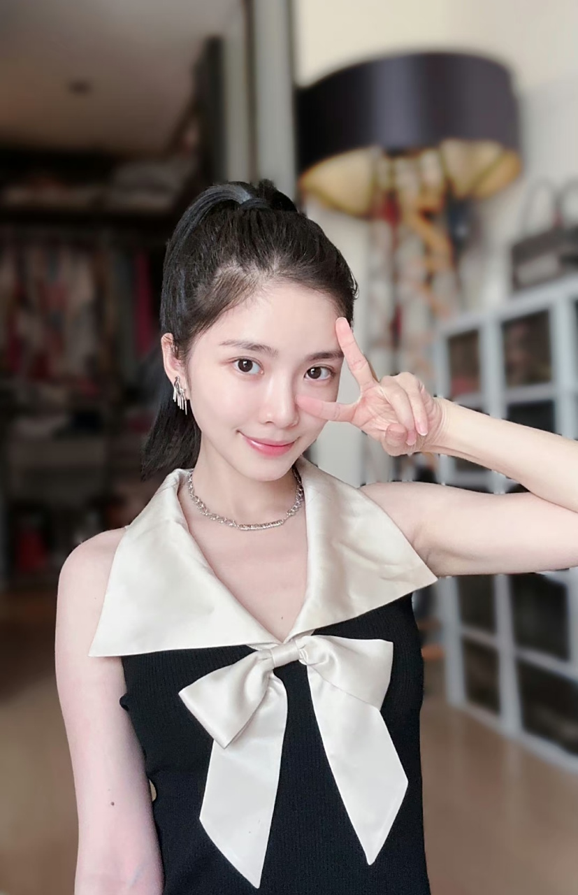 王灿晒生活照真是精致,在家还得穿好看的连衣裙,梳高马尾,皮肤白皙