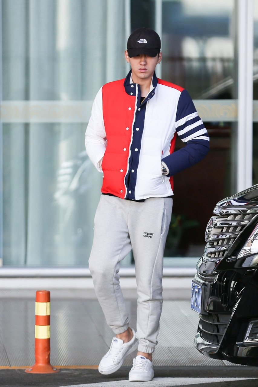 吴亦凡穿搭分享,白色运动鞋帅气十足,满满的少年感!