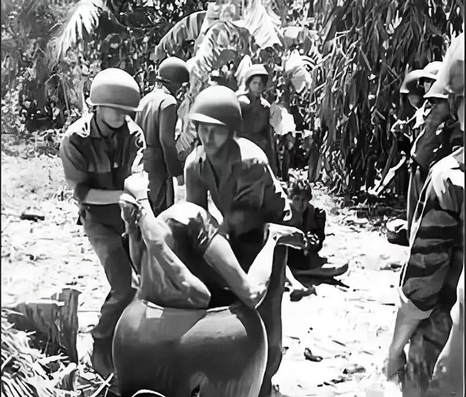 60年代,美军惨无人道对待越南女兵战俘时的场景,为了能从这名俘虏的口