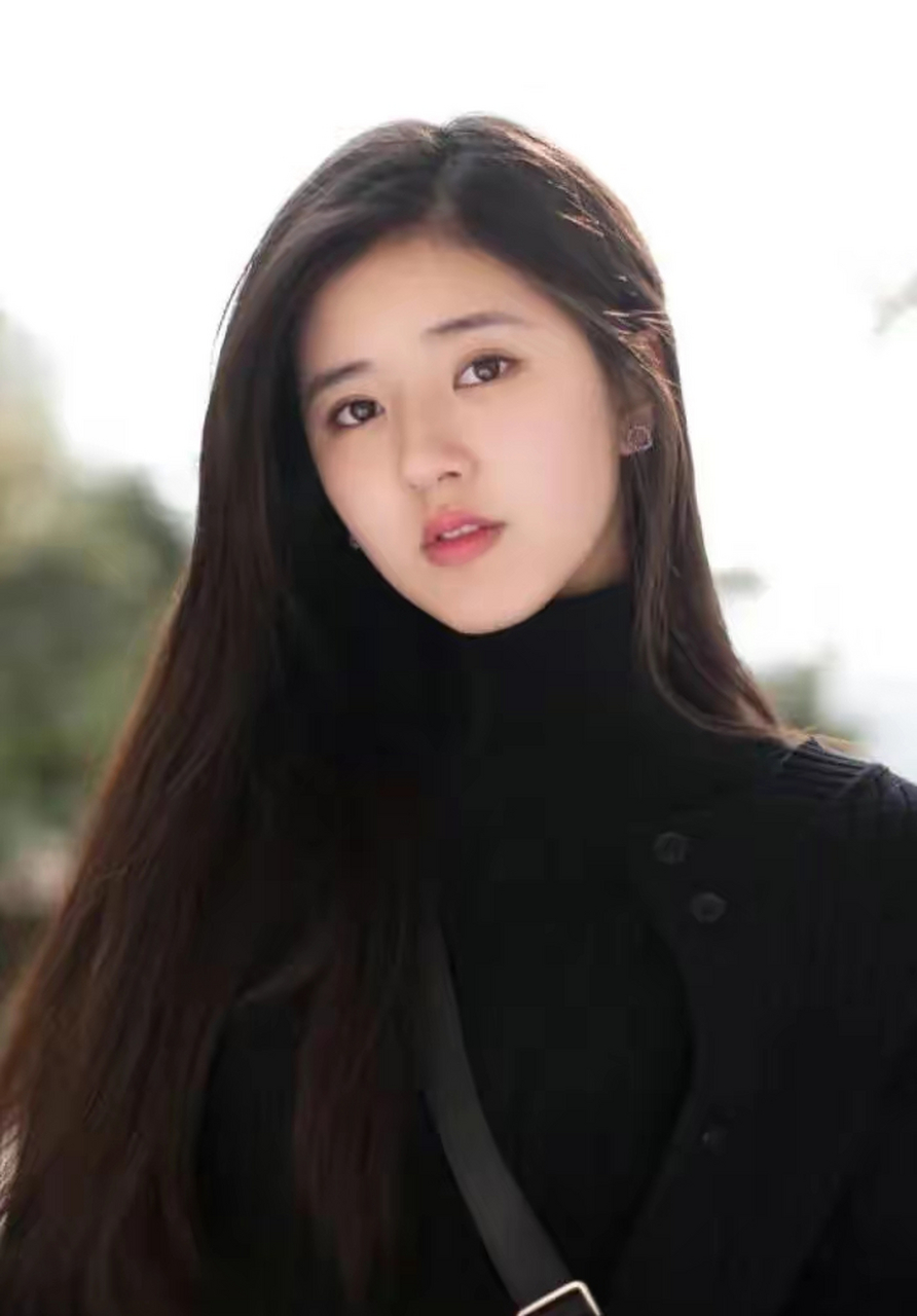 家庭富裕的赵露思从小气质出众,参加了很多培训,学习舞蹈,音乐,多才多