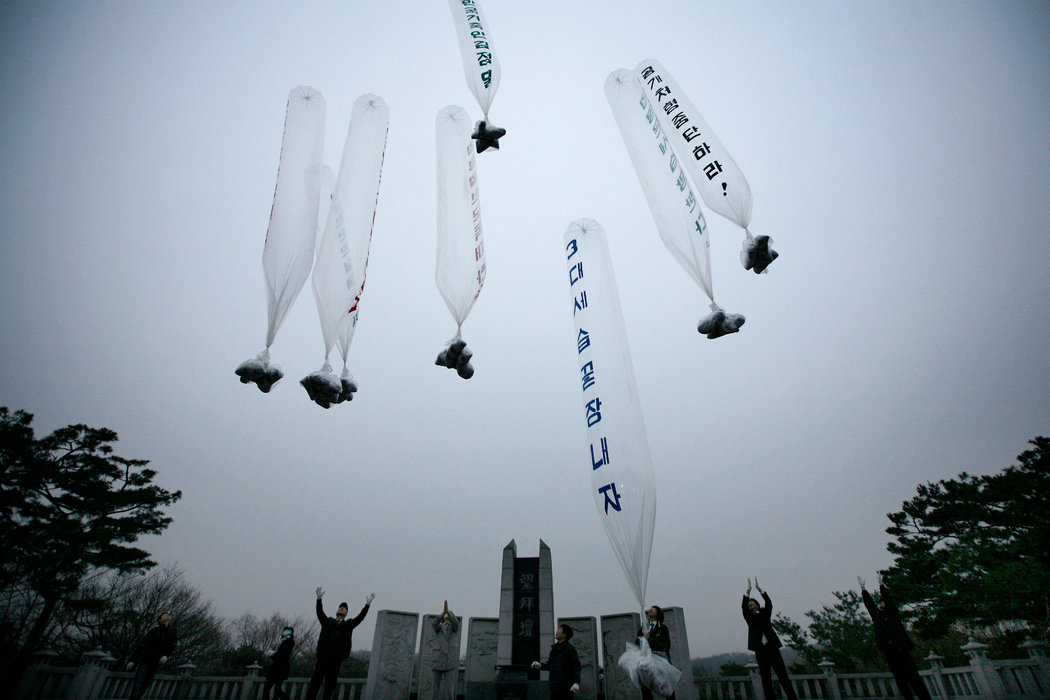 2011年,在靠近朝鲜边境的一个韩国公园里,以朴尚学(左)为首的活动人士放飞了携带批评朝鲜政府传单的气球。