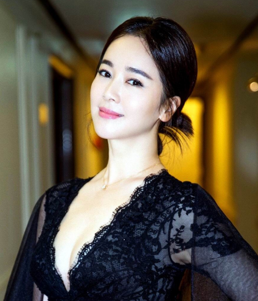 左小青长得漂亮演技好,原本想成为体操运动员,但受伤后转行做演员.