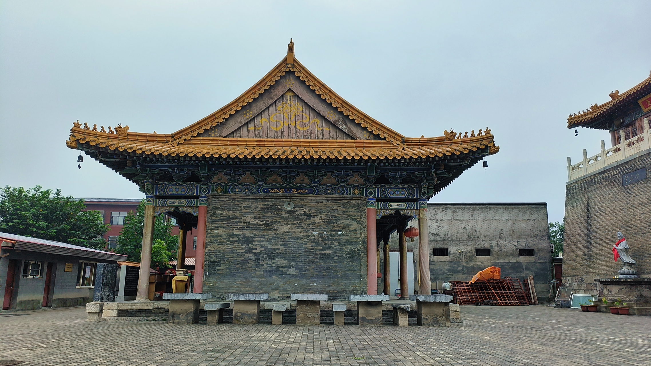 西五台云居寺是西安最市井街区洒金桥的一处闹市丛林,游览熙熙攘攘的