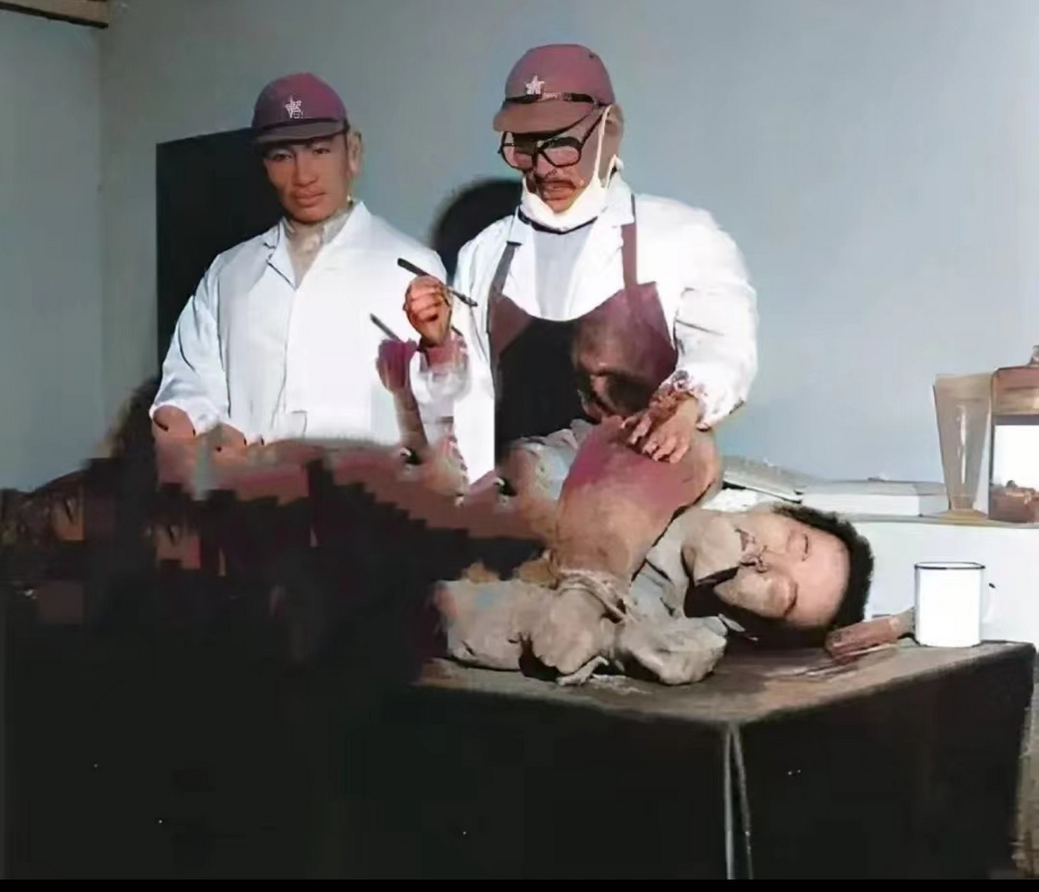 1941年,两名日本731部队的恶魔正在对一名男子做人体实验时的情景.