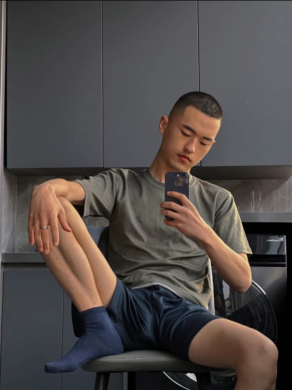 爱玩自拍的寸头肌肉帅哥,小哥穿着运动服看起来运动气息十足,尤其是他