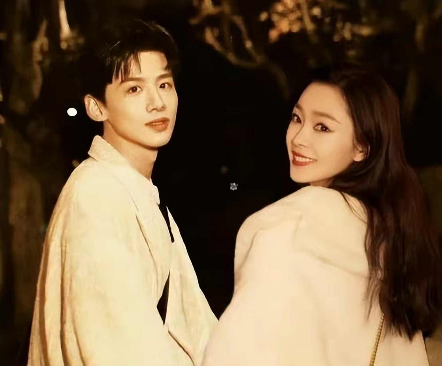 白敬亭和宋轶互相关注:细节引发热议  最近,白敬亭和宋轶这对明星组合