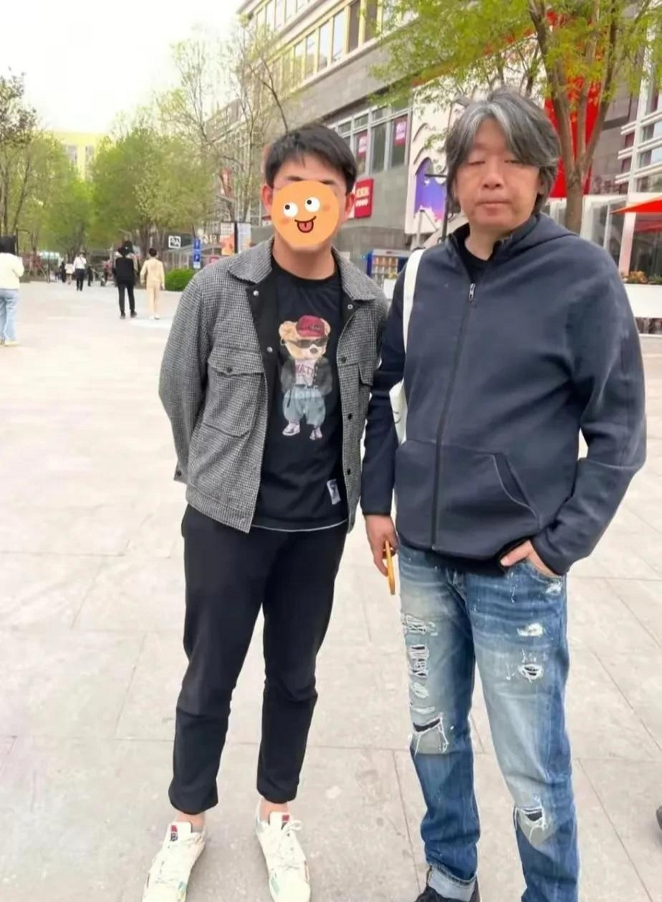 网友北京街头偶遇老狼,一头花白长发,老狼真的老了!