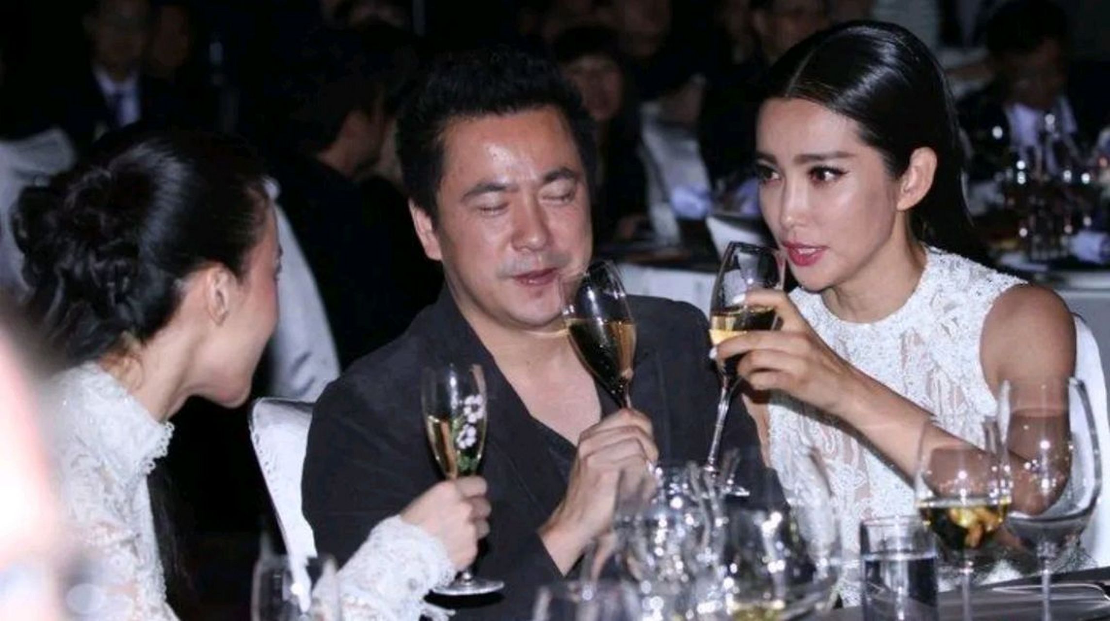 舒淇和李冰冰两大美人陪着他喝酒,左边一个右边一个,王中磊坐在中间