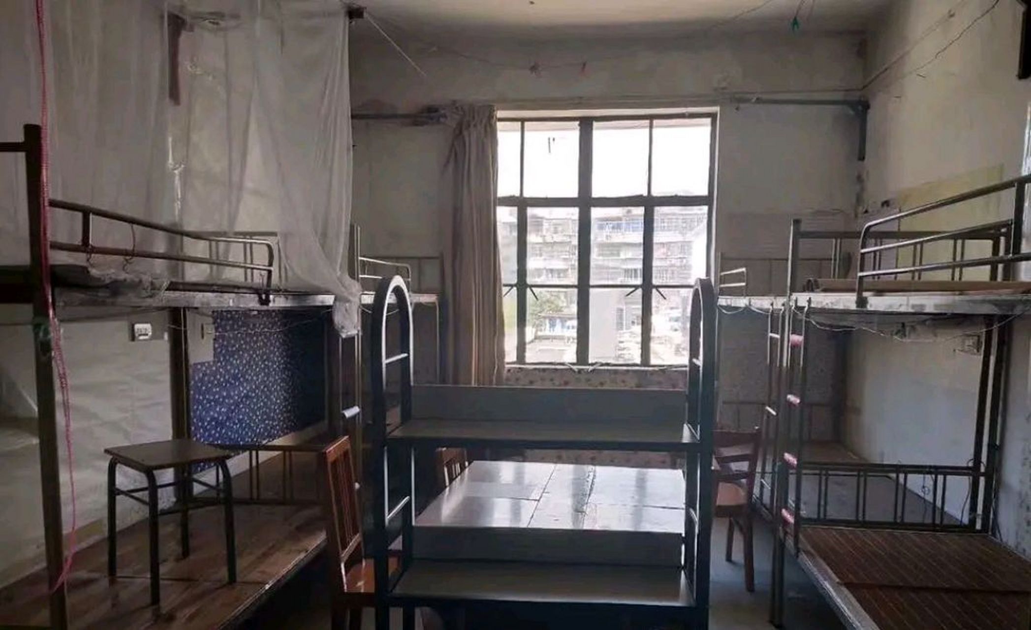 下图为桂林电子科技大学的学生宿舍,好歹是全国前四的电子大学,堂堂一