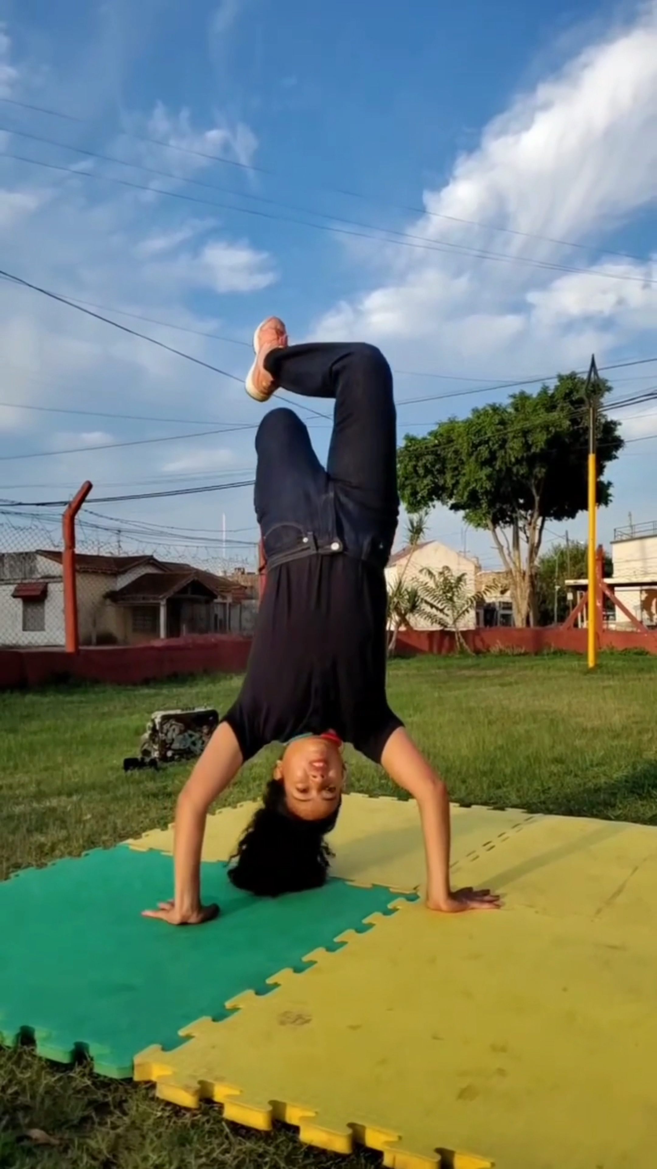 国外街舞小姐姐后起单手倒立这街舞基本功太厉害了淑女气质汉纸舞蹈