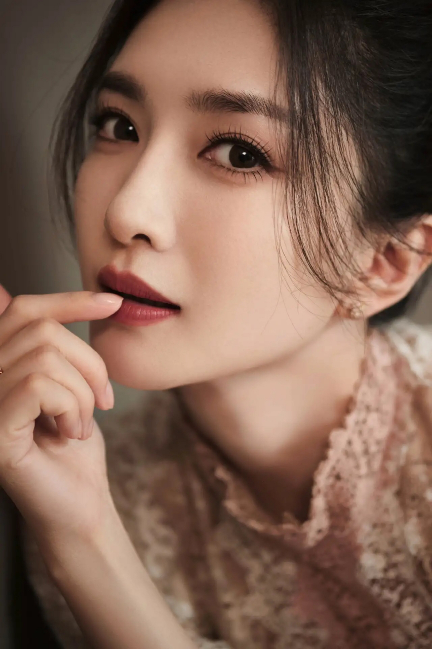 照片中只见江疏影穿着宫廷风的蕾丝长裙, 席地而坐宛如贵公主,少女感