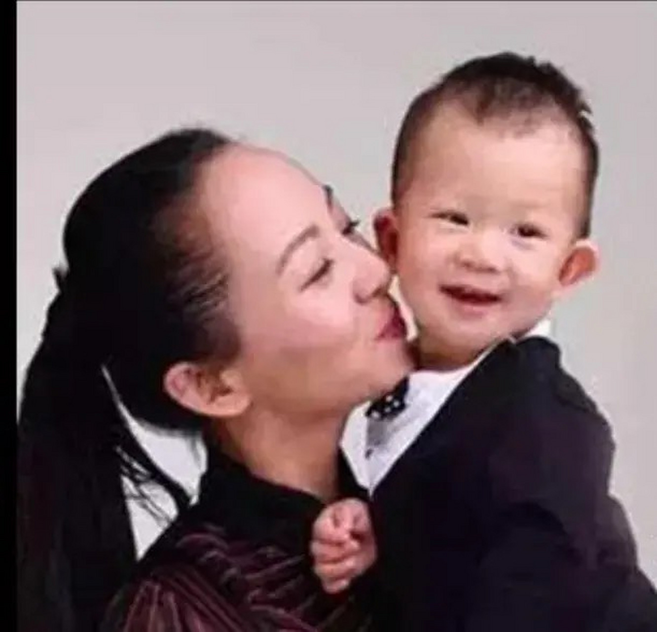一次,主持人问邰丽华的老公李春:"你们俩在一起怎么交流?