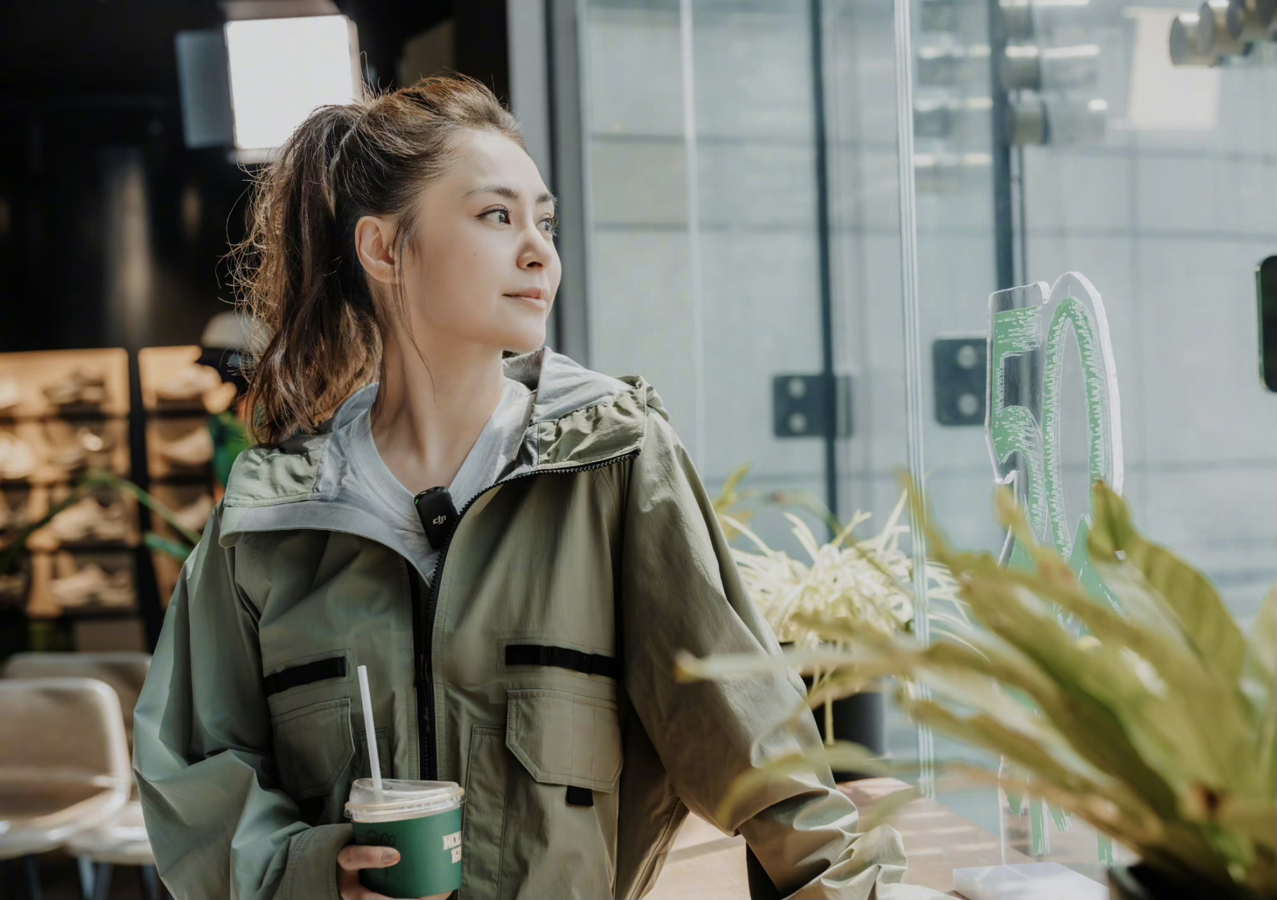 钟欣潼户外穿搭造型,冲锋衣外套配上休闲裤,再搭配丸子头,户外风活力