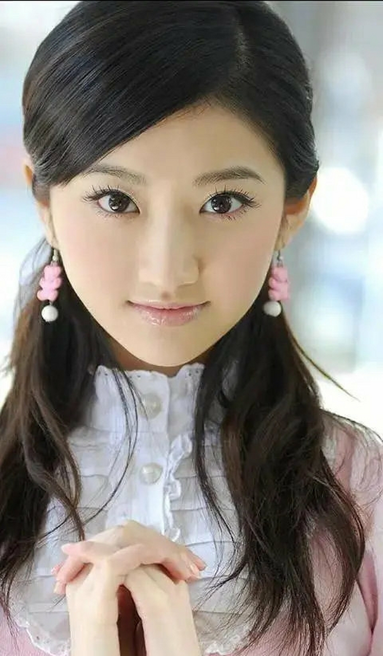 景甜以前还是清纯甜美系的,不是美艳系的贝微微,她割个双眼皮仿佛换了