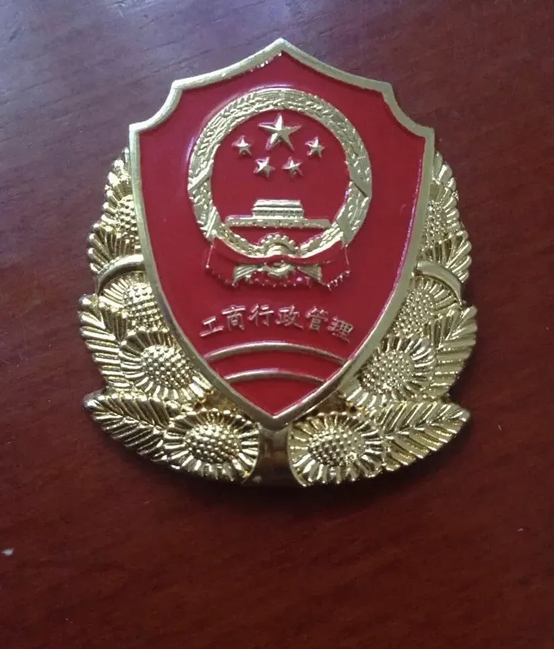 有人说新式帽徽缺乏庄严,你怎么看?