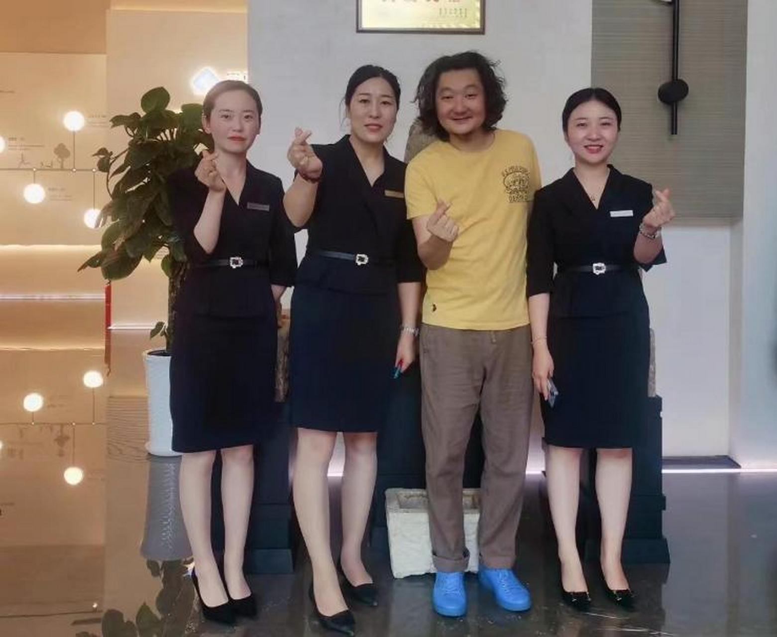 演员王大治携妻子在老家售楼处看房子,并和美女合影留念,王大治的女人
