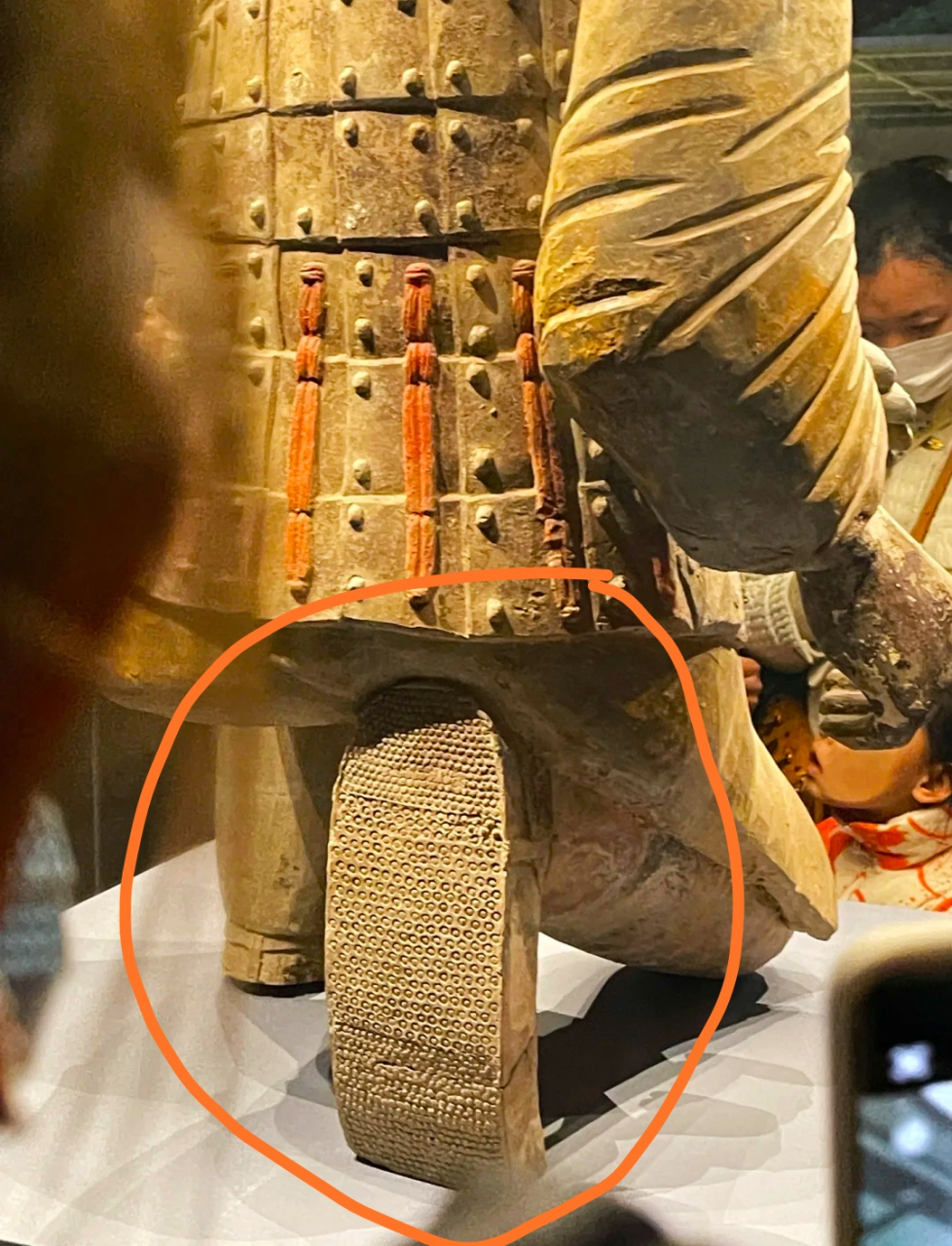 没想到兵马俑的鞋底子,竟然这么细节.  #来句神评吧