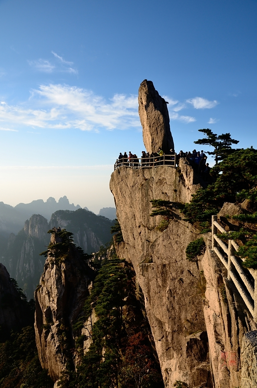 中国黄山,位于安徽省黄山市,是中国最著名的山脉之一,也是世界自然