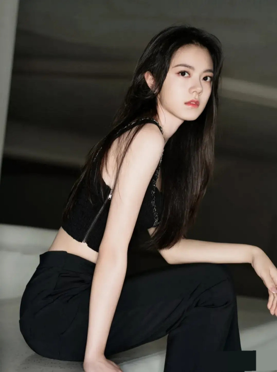 赵今麦好酷飒,黑色抹胸吊带配黑色裤装,这状态美极了!绝美.