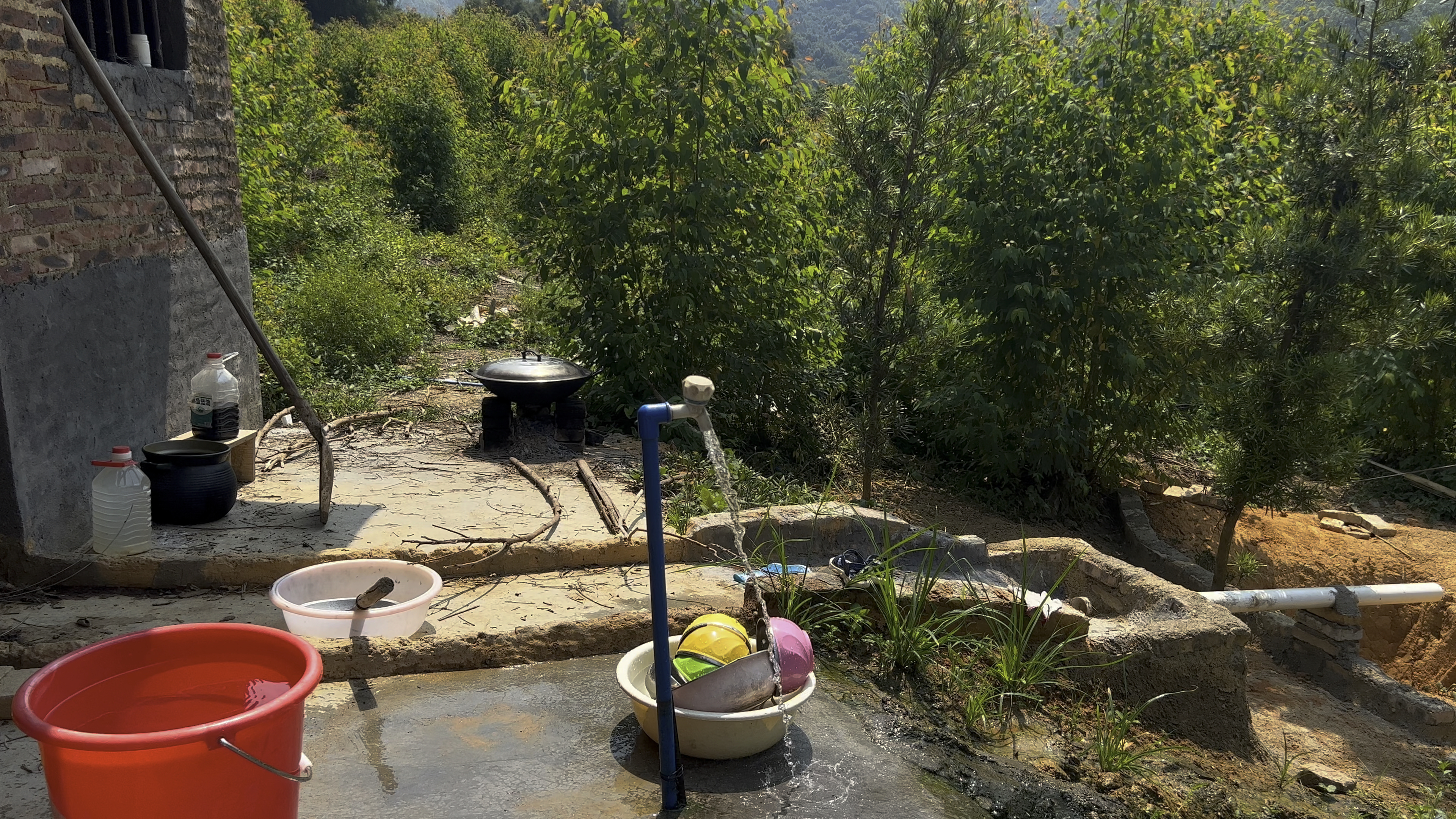 父爱如山,他们娘亲没在家,最暖心爸爸今天做饭给几个孩子吃