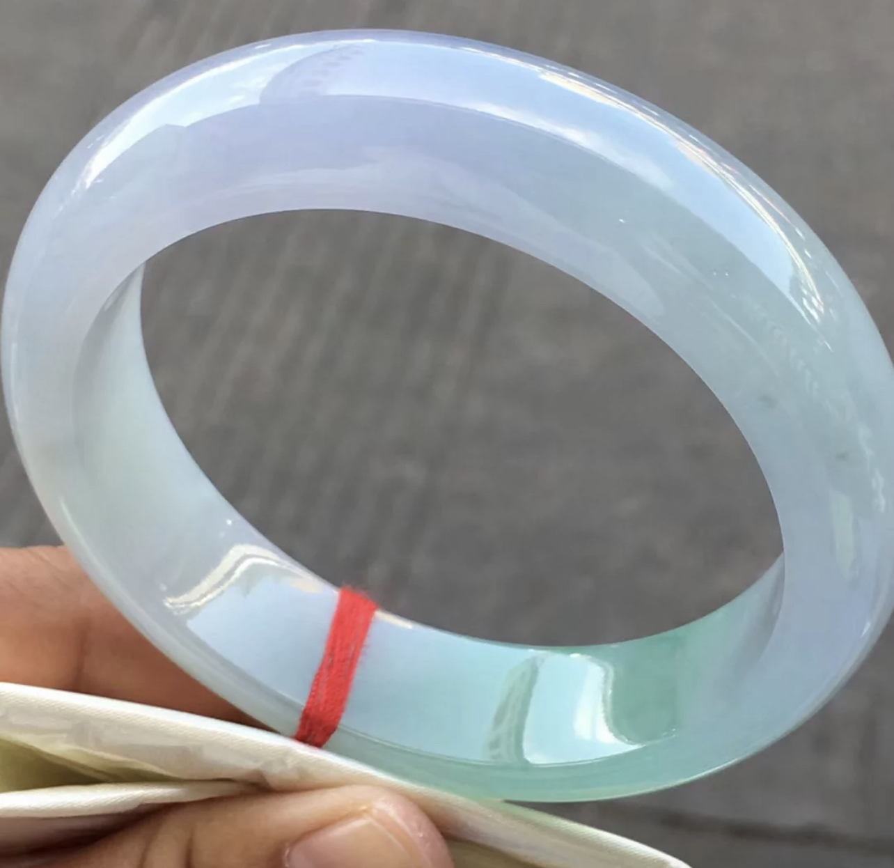 糯冰种春带彩翡翠手镯