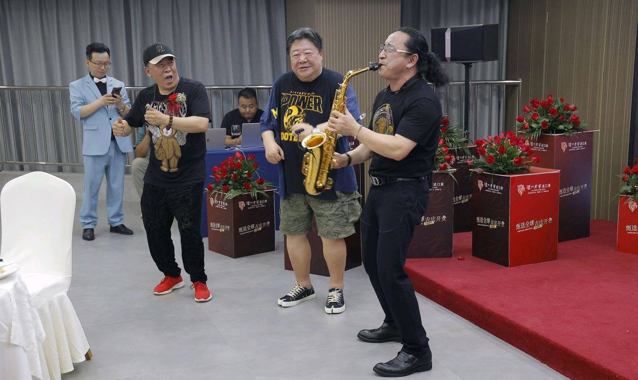 青年萨克斯演奏家刘家军迷人的舞台魅力将全场气氛推向了高潮