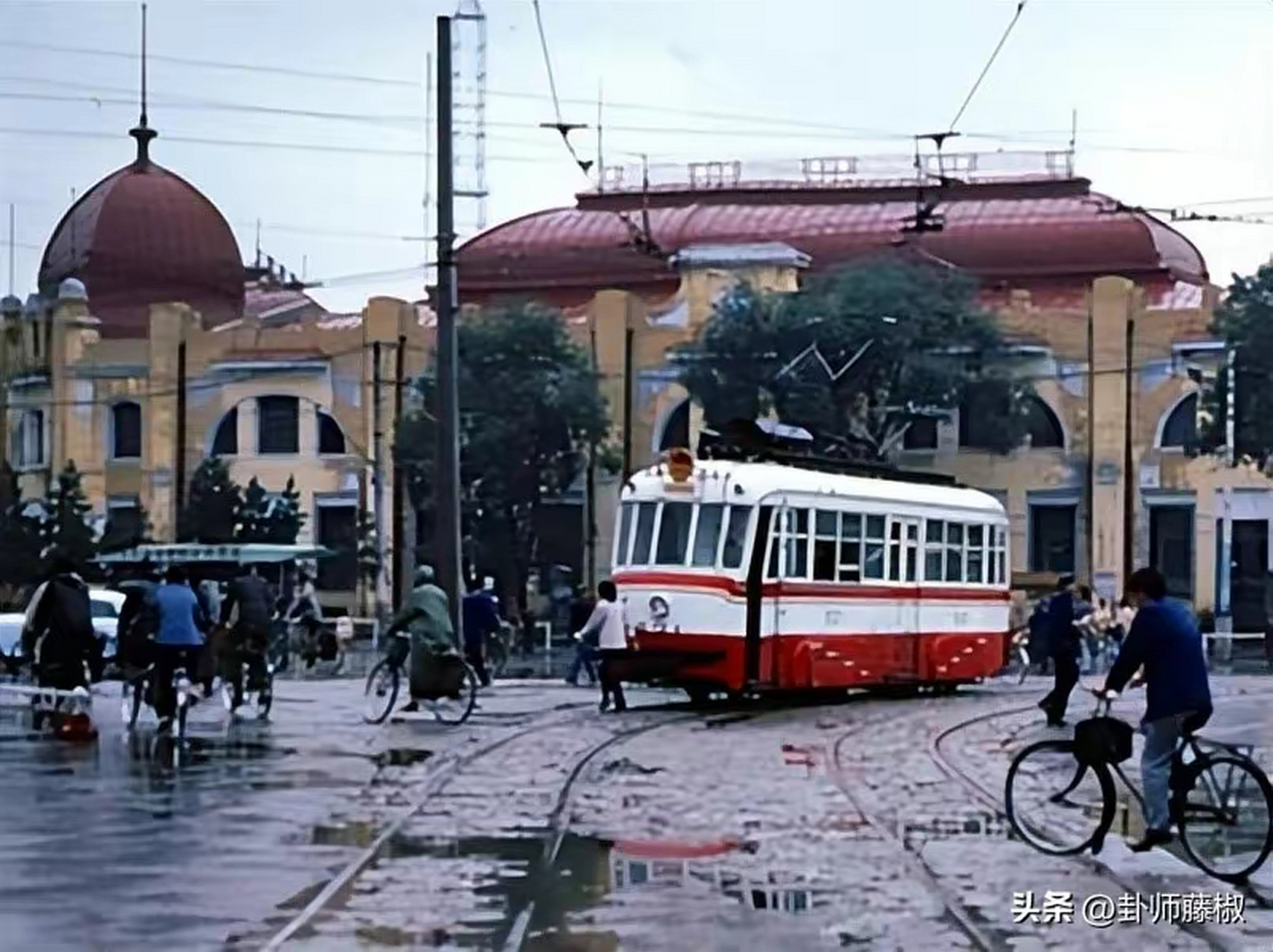 有轨电车,曾是哈尔滨人的日常出行交通工具,在1927年10月正式通车