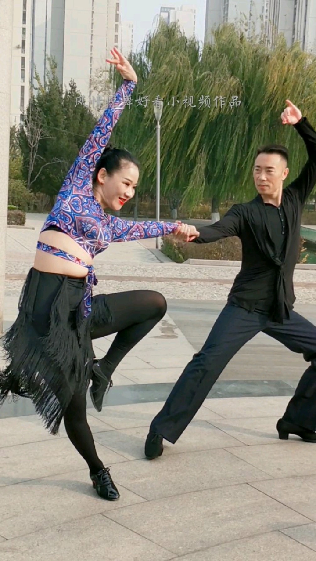 身材火辣的冰冰美女,跳起欢快的吉舞来,可真妩媚-度小视