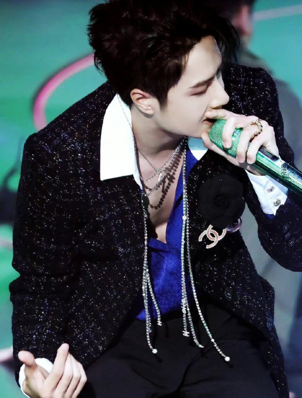 王一博那些性感的,深v,蕾丝,喉结和肌肉,他真的好贵气啊[期待][期待]