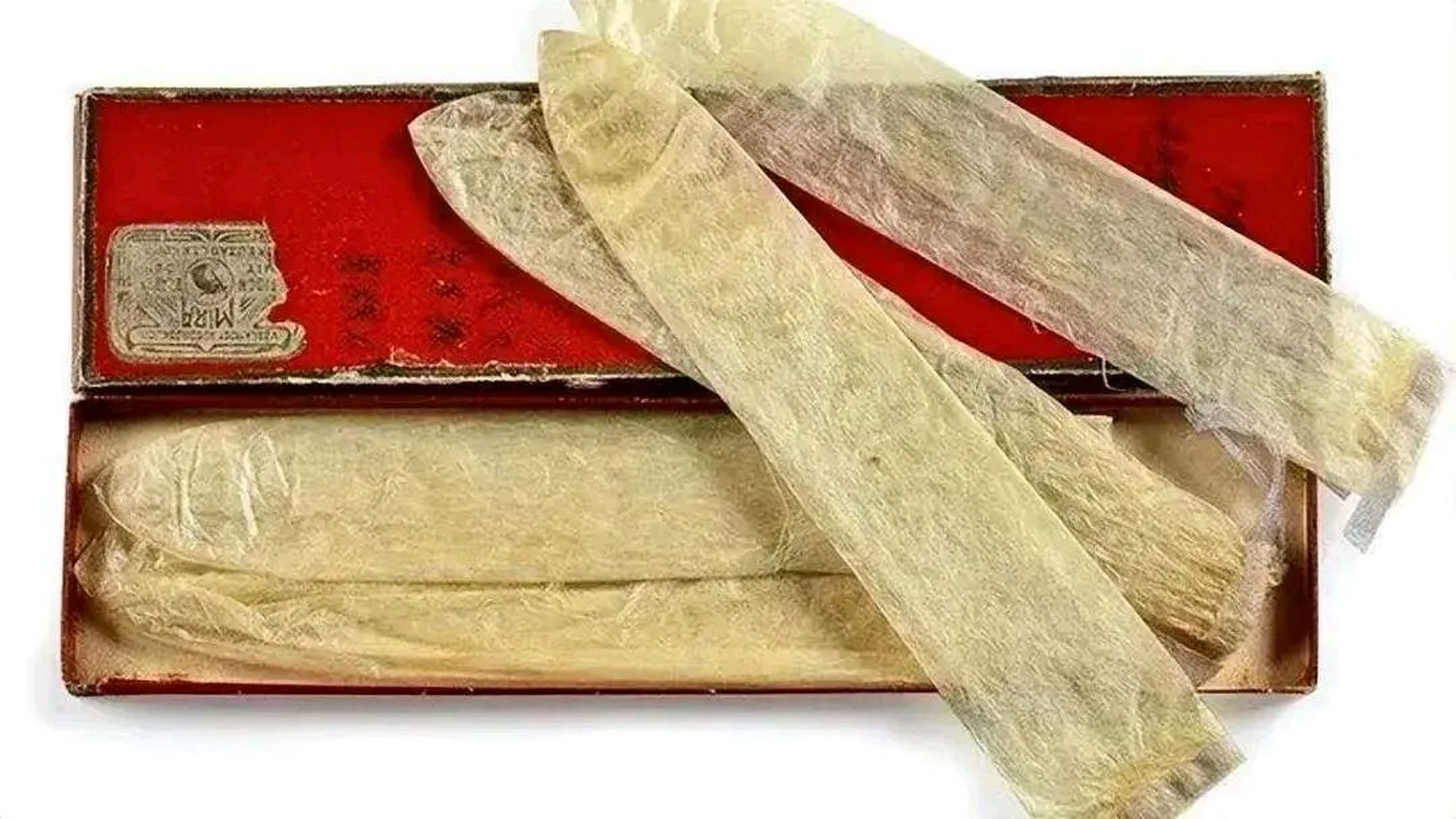 这是古代人使用的避孕套,它的制作材料使用的是鱼鳔.