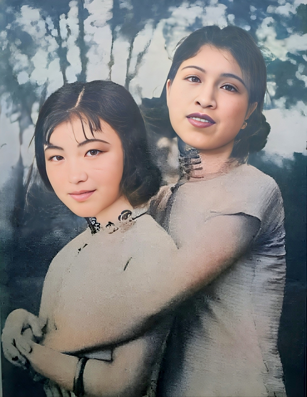 1935年,上海滩话剧《娜拉》主角蓝苹和好友王莹的合影.