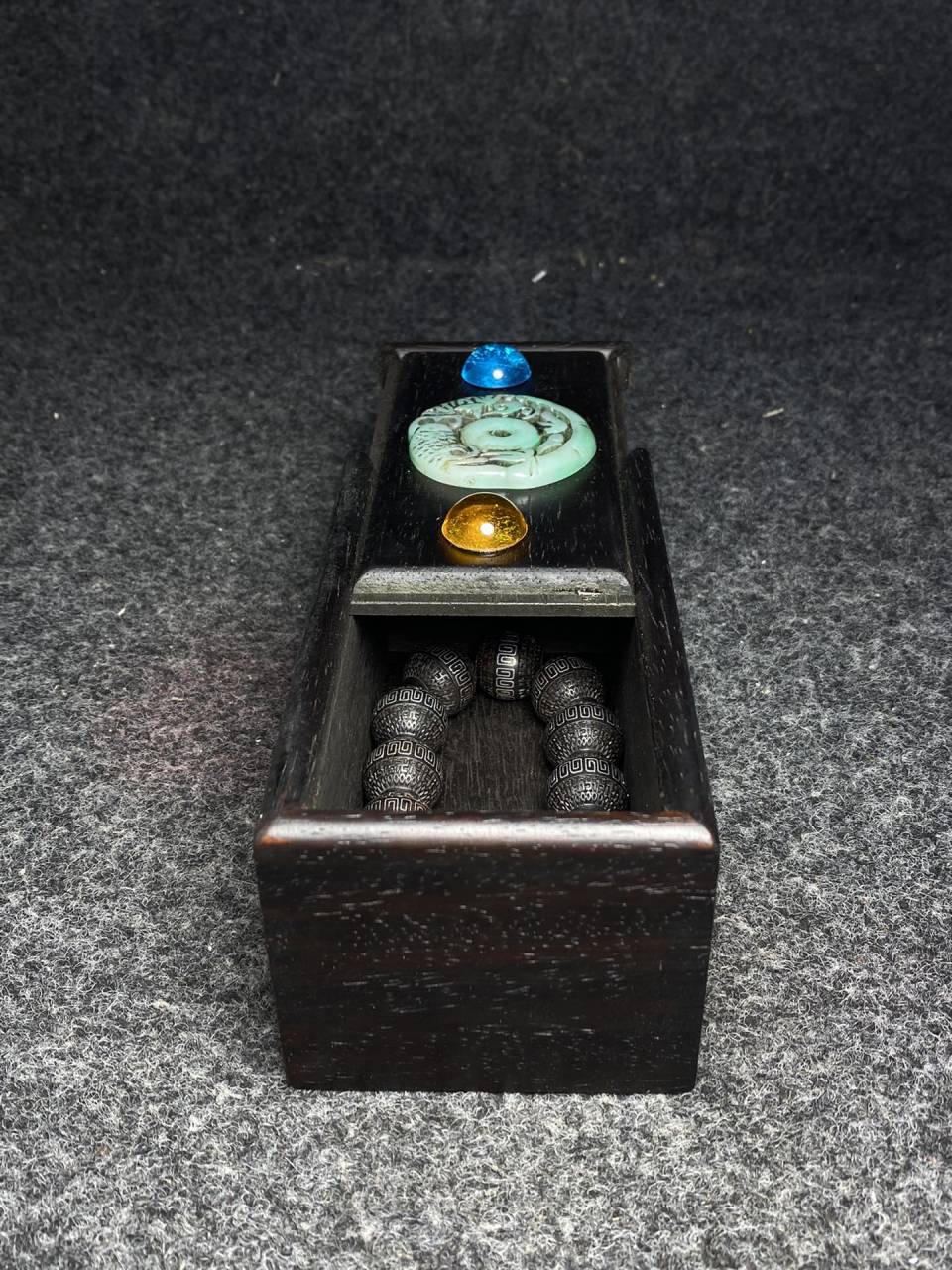 黑檀木镶嵌玉石首饰盒 内放沉香手串 手串尺寸:直径2厘米 盒子尺寸:长