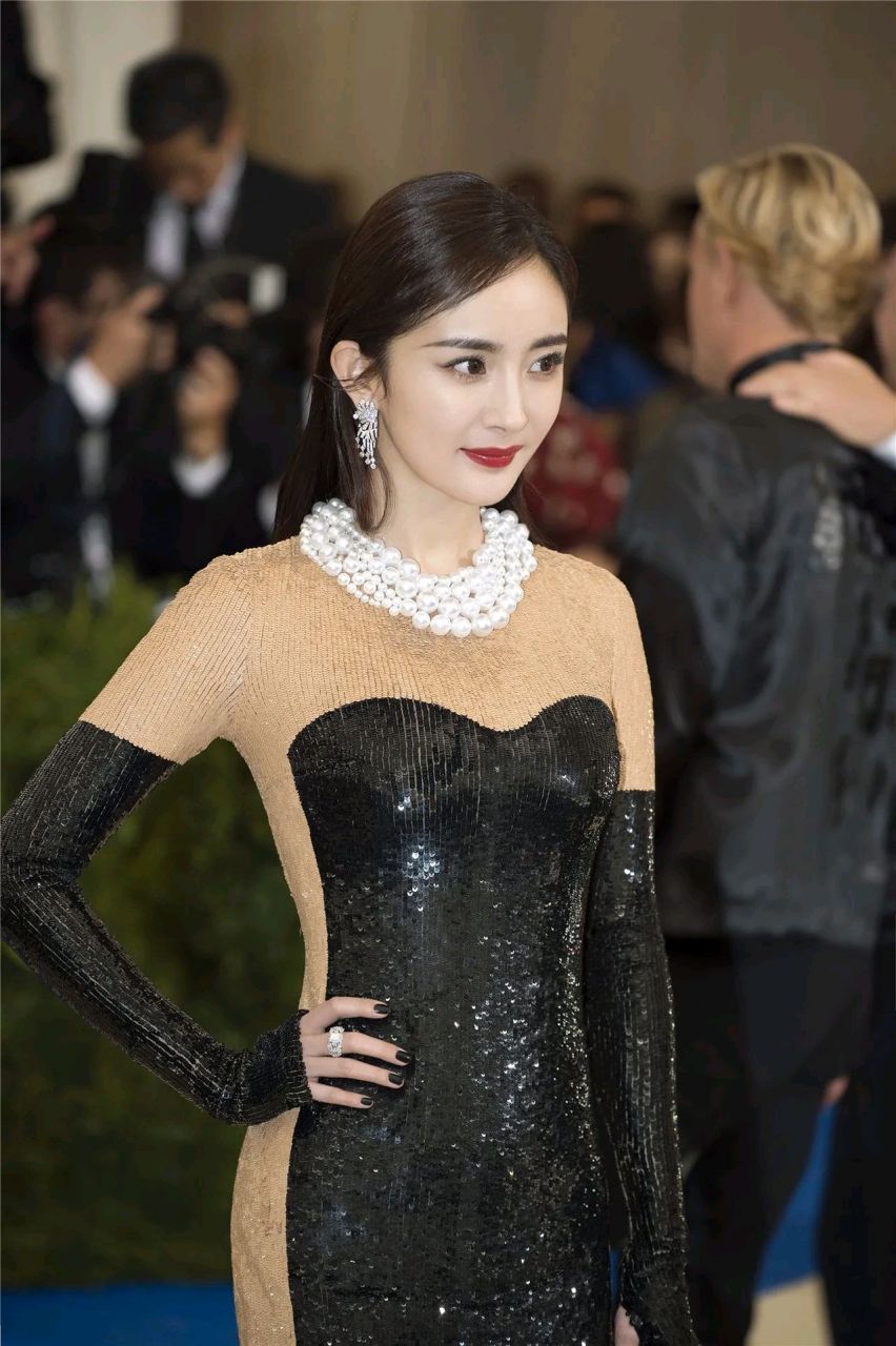 前一段时间,杨幂和大佬们私下聚餐的照片被曝光,照片中杨幂坐在一群