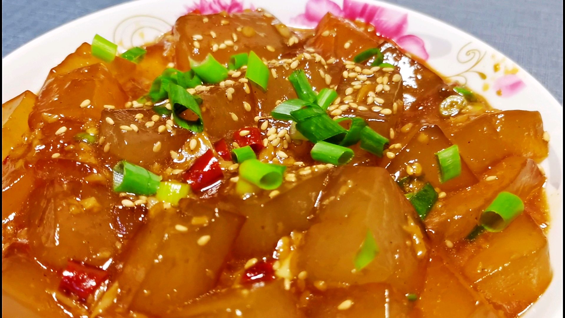 家常炒凉粉,晶莹剔透,爽口Q弹,吃起来过瘾